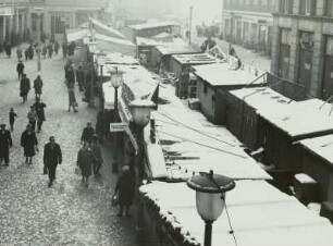 Dresden. Striezelmarkt, Weiße Gasse, verschneit, von oben gesehen