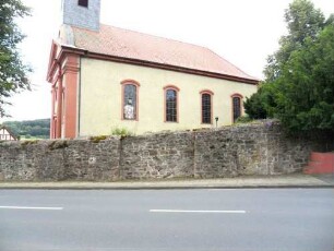 Kämmerzell - Ansicht von Süden mit Kirchhofmauer von Feldseite