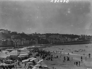 Am Strand in San Sebastian : Badende am Strand in der Bucht von San Sebastian