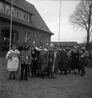 Karneval: Freiwillige Feuerwehr Todendorf: Festumzug durch die Orte des Amtes Mollhagen: Prinz Gerhard Schwiecker mit Prinzessinnen sowie Zeremonienmeister und Mitgliedern des Elferrates: hinten links Gebäude