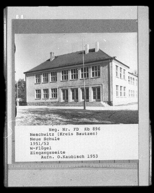 Neschwitz, Parkstraße 12. Neue Schule (1951/1953). Westflügel. Eingangsseite
