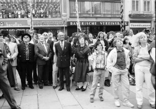 München: Gruppen auf dem Weg zum Rathaus; beim Glockenspiel vor dem Rathaus