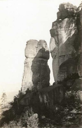 Sächsische Schweiz, Affensteine. Friensteinwächter (Raubschloßwächter). Seilschaft am Alten Weg (VIIc)