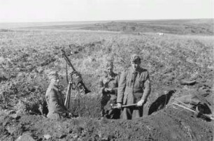 Zweiter Weltkrieg. Frontbilder. Sowjetunion. Franz Grasser und andere Angehörige der deutschen Wehrmacht beim Ausheben eines Schützenloches