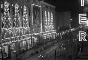 Weihnachtsbeleuchtung am Kaufhaus Karstadt.