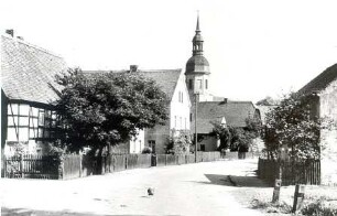 Straßenraum in Klix : Dorfsiedlungen - Straßendorf. Ort: Klukš / Klix. Dorfstraße in Klix.