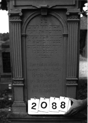 Grabstein 2088 (Index: 100097003) Maße HxBxT: 186x55x24 cm: Grabstein 2088 (Detailaufnahme)