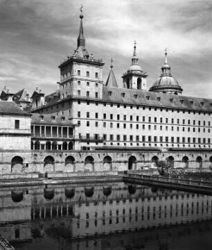 San Lorenzo de El Escorial. Königlicher Sitz Sankt Laurentius von El Escorial (1563-1584; J. B. de Toledo). Südfassade