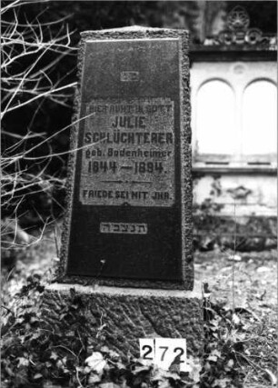 Grabstein 272 (Index: 100091602) Material: Granit, Schriftfeld poliert Zustand: gut Maße HxBxT: 138x58x33 cm Beschreibung: aufgesockelte obeliskartige Stele, erhabenes Schriftfeld: Grabstein 272