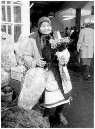 Marktfrau mit Blumen und Tannen (Altersgruppe 14-17)
