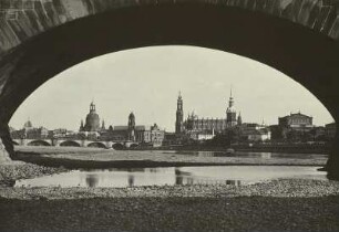 Dresden, Blick durch eine Bogen der Marienbrücke nach Osten auf die Altstadt mit Dampfer