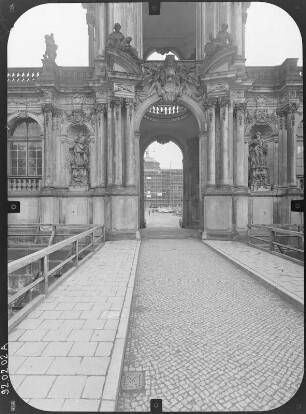Dresden-Altstadt. Zwinger (1709-1728, M. D. Pöppelmann). Kronentor von der Brücke über den Zwingergraben