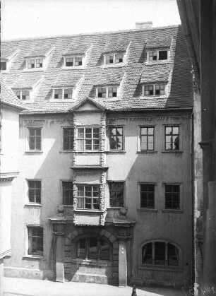 Blick auf Königliches Amtsgericht. Bildmitte unten - Handgeschnitzter Giebel