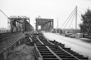 Abbruch der alten Straßenbrücke über den Rhein bei Maxau.