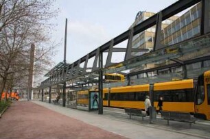 Dresden-Altstadt, Wallstraße. Zentralhaltestelle Postplatz (Umbau 2005-2006) der Dresdner Verkehrsbetriebe (DVB). Ansicht mit Straßenbahn