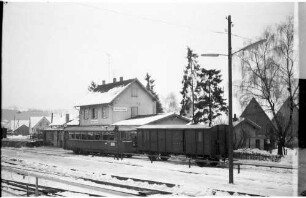 Gammertingen, roter MAN-Triebwagen, Baujahr 1960 mit Packwagen