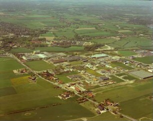 Gewerbegebiet am Beimoorweg: Luftbild: Blick nach Nordwesten: Mitte quer Bahnstrecke zwischen Hamburg und Lübeck, dahinter links Heimgarten, Mitte Gartenholz, am linken Bildrand Mitte Schloss, untere Bildhälfte diagonal Beimoorweg, im Hintergrund rechts Ammersbek