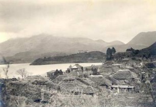 Blick über die Häuser der Stadt Hakone zum Ashi-See : Weltreisen. Japan. Blick über die Häuser der Stadt Hakone zum Ashi-See