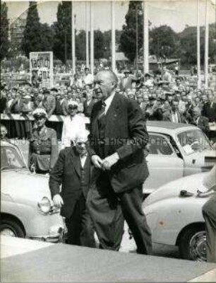Konrad Adenauer trifft zur Bundespräsidentenwahl an der Berliner Ostpreußenhalle ein