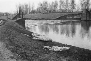 Eisschollen am Wehr : Eisschollen an einem Wehr der Weißen Elster