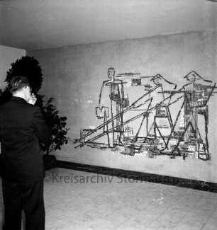 Arbeitsamt: Berliner Ring: Einweihung: Innenaufnahme: Kunst am Bau: Mosaikwandbild in der Treppenhalle des Obergeschosses: vorne links Betrachter, hinten links Grünpflanze, 11. April 1956