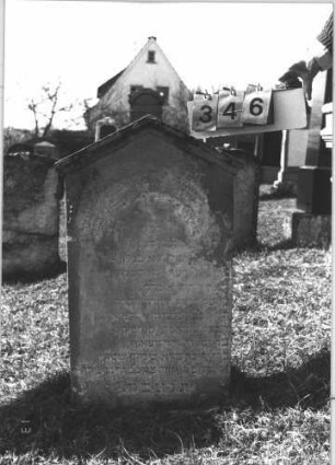 Grabstein 346 (Index: 99786255) Zustand: oberer rechter Rand abgeblättert, stark verwittert Maße HxBxT: 93x61x18 cm: Grabstein 346
