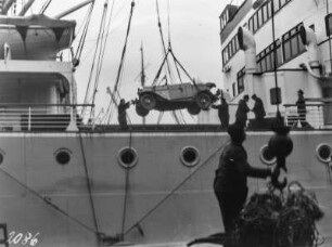 Löschen der Ladung : Löschen der Ladung im Hamburger Hafen nach der Ankunft der Schomburgk Expedition.