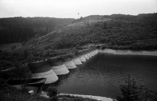 Die Bögen der Staumauer an der Linachtalsperre