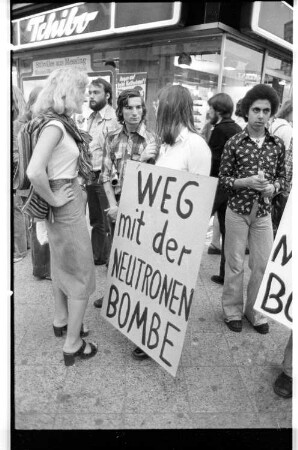 Kleinbildnegativ: Protest der FDJW gegen Neutronenbombe, 1977