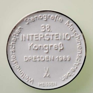 Meisterschaftsmedaille 38. Intersteno-Kongress in Dresden 1989 : Medaillensammlung Stenografische Sammlung. Meisterschaftsmedaille 38. Intersteno-Kongress in Dresden 1989. Porzellan; Durchmesser 50 mm, Gewicht 20 g (1989; Porzellanmanufaktur Meißen). Dresden: SLUB R c 0326