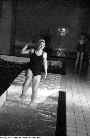 Schwimmer - Leipzig: Helga Barth, Meisterschwimmerin der DDR (BSG Rotation Leipzig-Nord), Dezember 1951