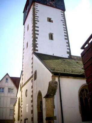 Ansicht von Nordnordosten mit Kirchturm (Schlitzscharten in den Mittelgeschossen) und gotisch erweiterm Langhaus