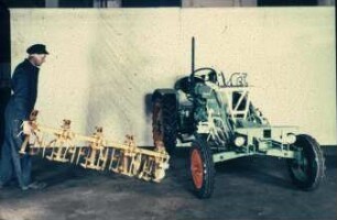 Fotografie: Pflegegerät, Hackmaschine, Zwischenachsanbau, Geräteträger