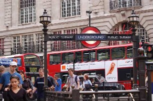 London - Innenstadtverkehr : U-Bahn Station in London, aufgenommen im Mai 2006