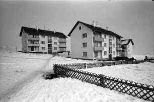 Donaueschingen: Neue Siedlungshäuser, seitlich Vordergrund Zaun