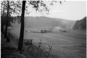 Bei Hettingen, Laucherttal, ab 1976 bebaut, im Vordergrund eine Wasserfalle