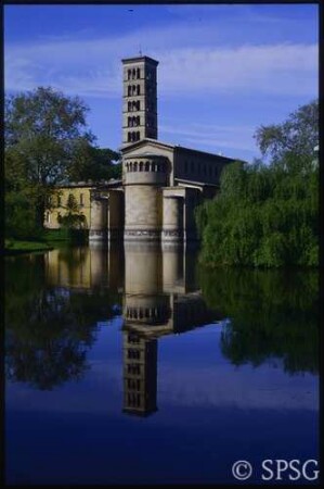 Potsdam, Park Sanssouci, Marlygarten, Blick über den Friedensteich auf die Friedenskirche.