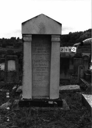 Grabstein 2180 (Index: 100097195) Maße HxBxT: 184x72x35 cm Symbolik: Rosette Besonderheit: Doppelgrab für Eheleute: Grabstein 2180