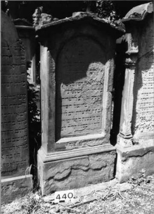 Grabstein 440 (Index: 99629941) Material: Sandstein Zustand: stark abgeblättert mit Textverlust Maße HxBxT: 159x73x30 cm Beschreibung: Stele auf Sock. m. giebelart. Abschl. m. Verdach/Schriftfeld eingetieft Besonderheit: Endreim: Grabstein 440