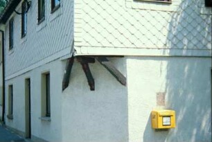 Wohnhaus mit vorkragendem OG an der Hauptstraße