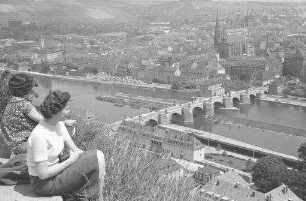 Würzburg: Blick von der Festung auf Mainbrücke und Stadt, Vordergrund Fräulein Ewertz