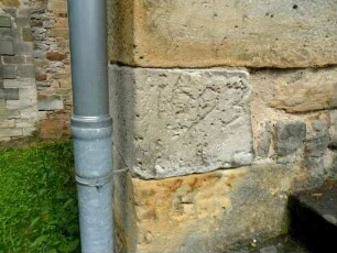 Evangelische Kirche - Kirchturm im Nordwesten-Erdgeschoß-Werkstein an Westseite mit Jahr 1693 (Umbauten)