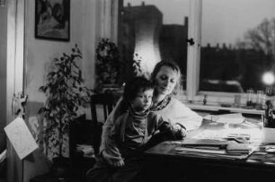 Nadja Göschel (Sekretärin/Umschülerin zur Fremdsprachensekretärin) mit ihrem Sohn Ludwig Göschel am Schreibtisch