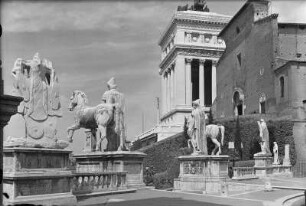 Rom. Kapitol. Blick zum Monumento a Vittorio Emanuele II mit den Dioskuren am Aufgang zum Kapitol