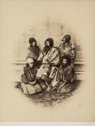 Gruppenportrait einiger Männer der Ainu