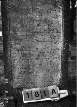 Grabstein 181 (Index: 99798610) Material: Sandstein Zustand: verwittert Maße HxBxT: 146x61x11 cm Beschreibung: Stele mit eingezogenem Rundbogenabschluß, Sockel, rustica Symbolik: floral: Grabstein 181A