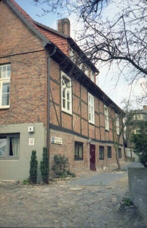 Kirchberg 9: ehemaliges Pastorat: Rückfront mit Fachwerk, breiter Gaube