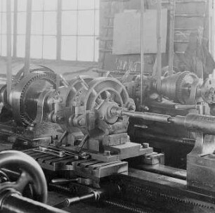 Ausbohren der Ringschmierlagerschalen : Technikgeschichte | Technologie | Maschinenbau und Eisengiesserei | Schwungrad und Seilscheiben-Fabrikation | Cottbusser Maschinenbau-Anstalt und Eisengießerei AG