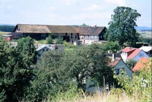 Teilansicht des Ortes, hinten ein großer Hof