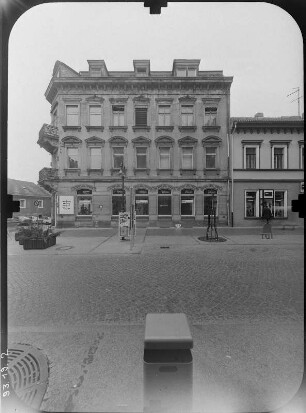 Riesa, Parkstraße 2. Wohnhaus mit Laden. Straßenfront (von der Hauptstraße)